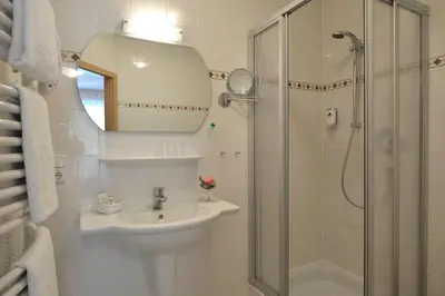 Ein Badezimmer in der Unterkunft Hotel zur Post 3 Sterne S Altenahr
