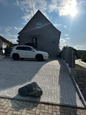 Das Gebäude in dem sich das Ferienhaus befindet