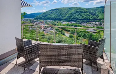 Ein allgemeiner Bergblick oder ein Berglick von des Ferienhauses aus